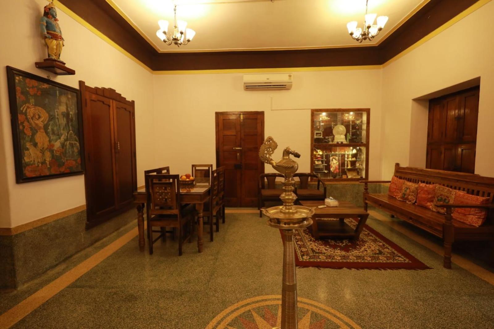 Royal Stay Vintage มทุราย ภายนอก รูปภาพ